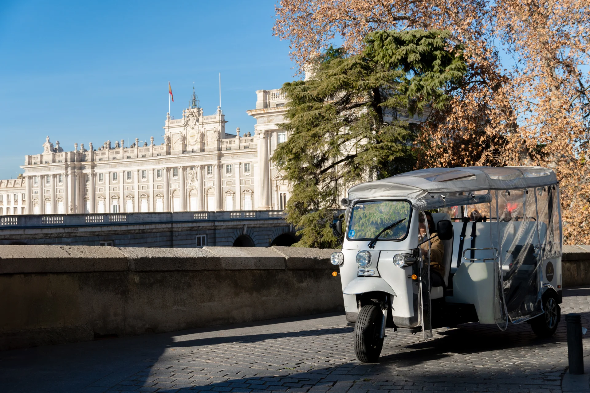 Vamos Tuk Tour electric tuk-tuk in front of the Royal Palace in Madrid